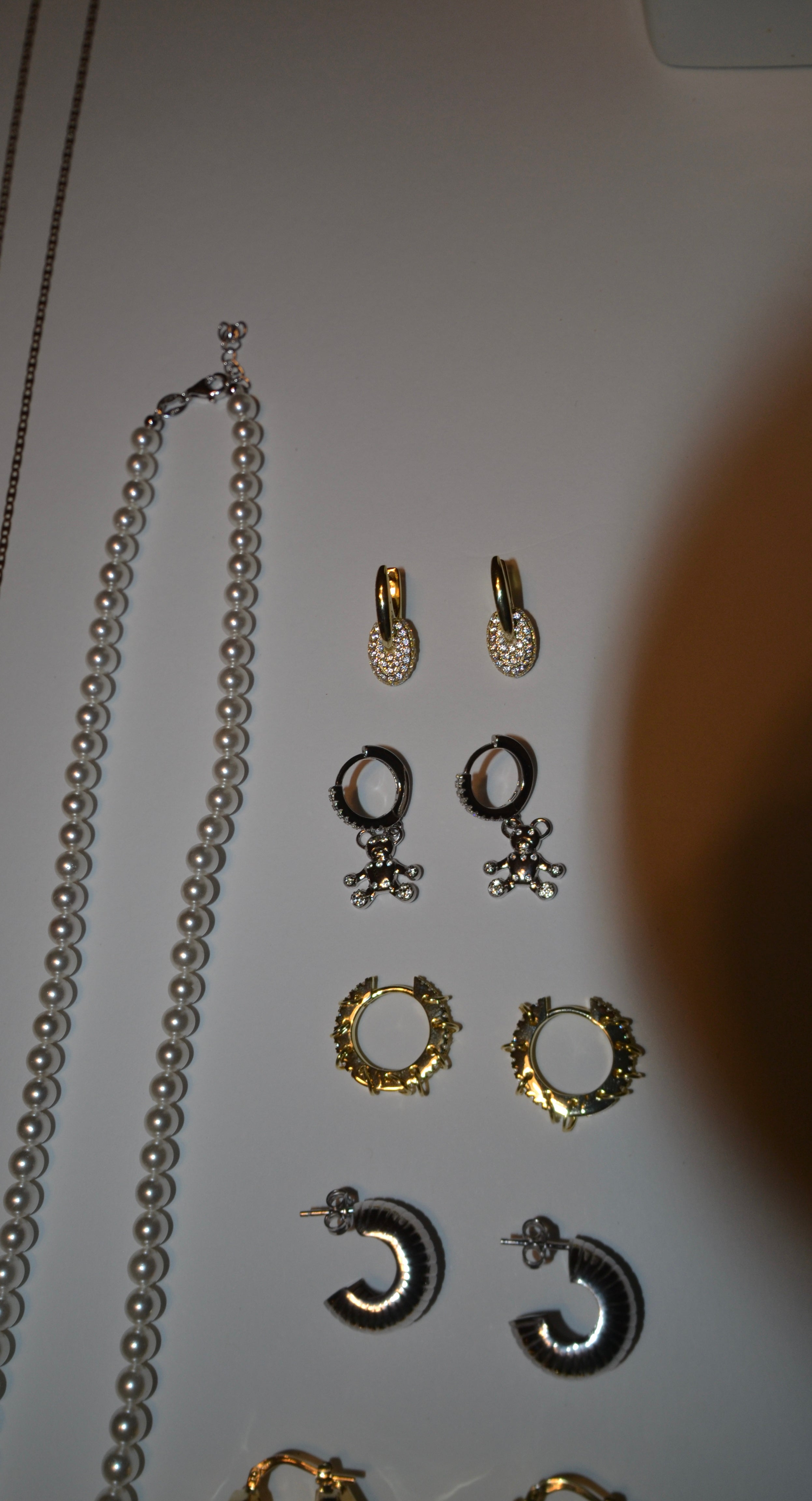 ZOE OVAL HOOPS